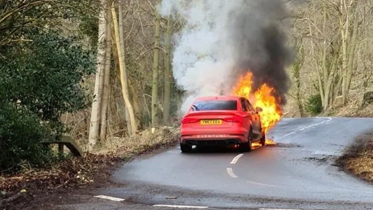 Audi 850 ίππων γίνεται στάχτη και αποκαΐδια!